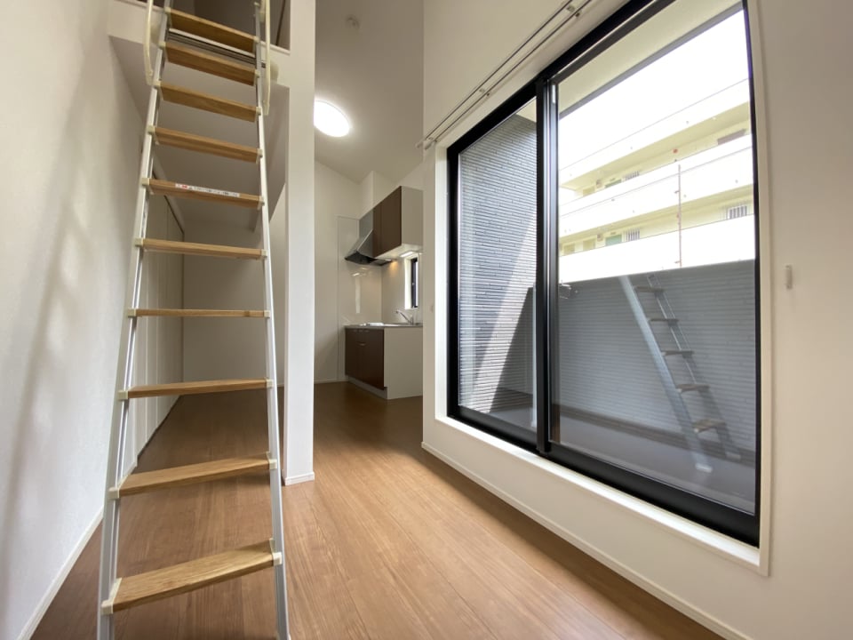 程よいおこもり感のある洋室