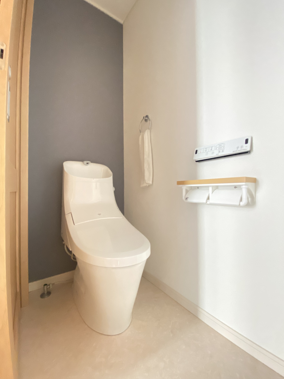 アクセントクロスが輝る、温水洗浄便座付きレストルーム