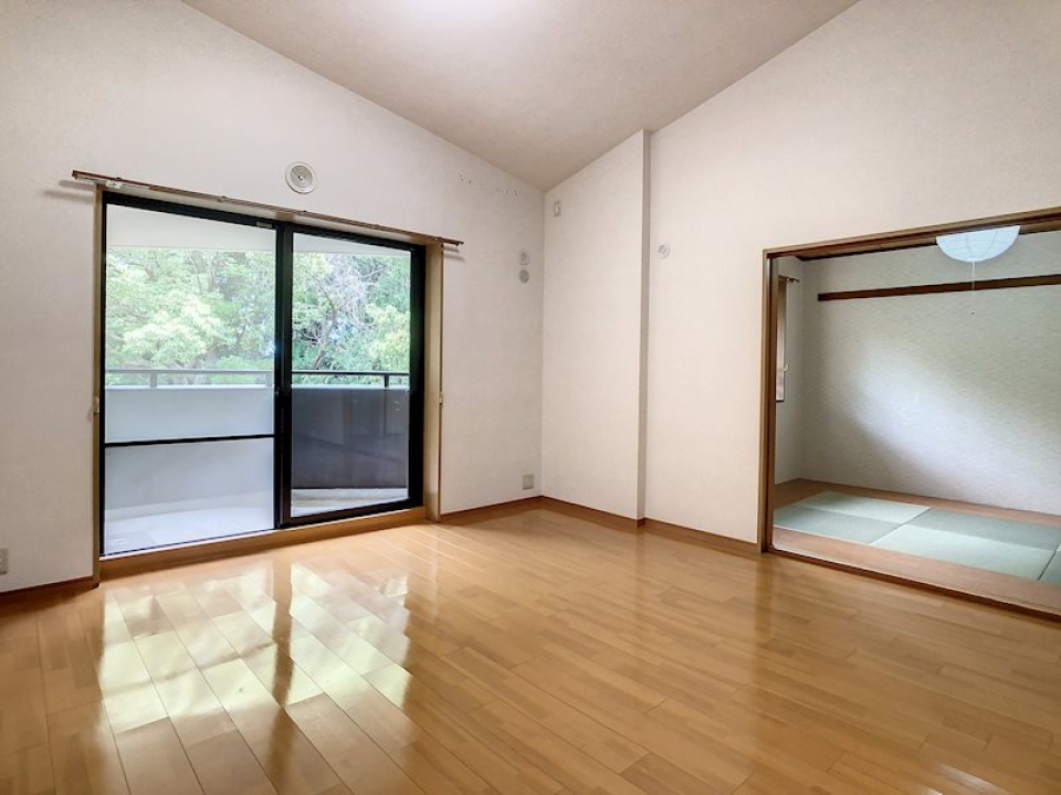 窓から見える緑に心癒されるLDK