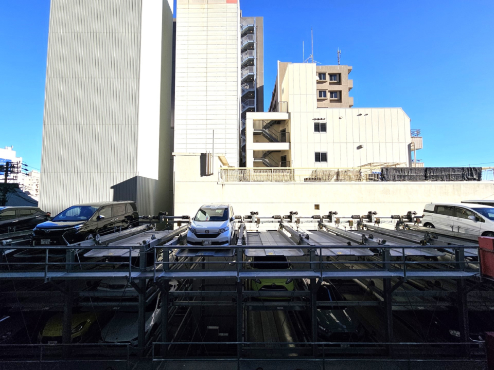 バルコニーからの眺望は機械式駐車場。愛車を見守れる。