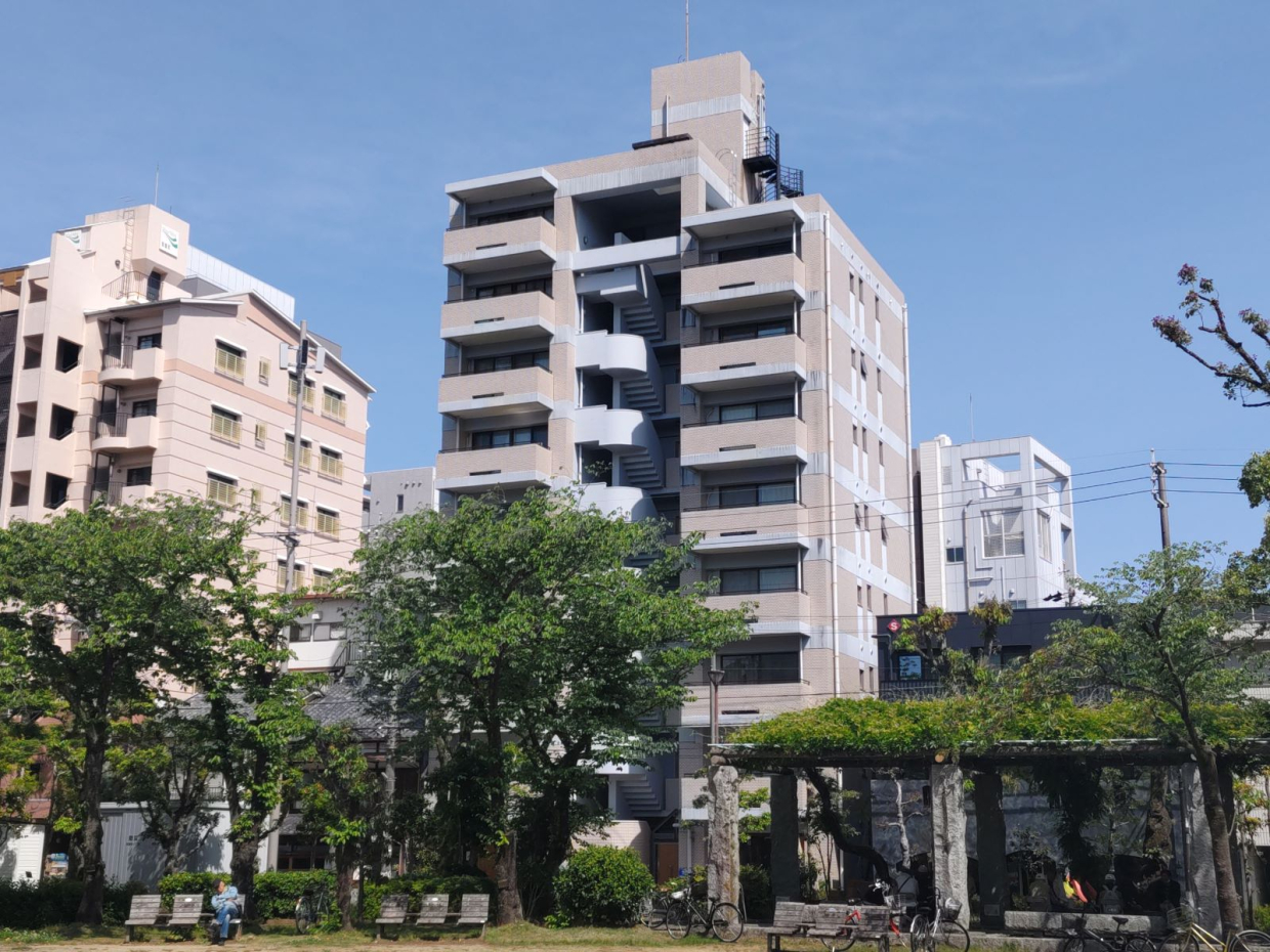 エレベーター付き9階建てのマンション。今回は3階の募集です。