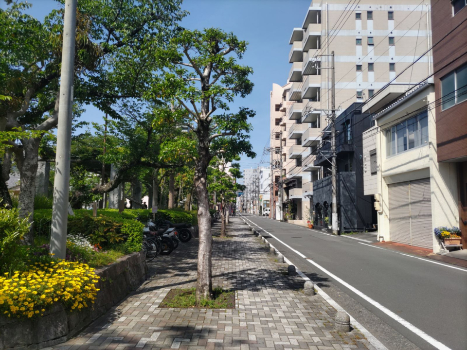 お隣は常盤公園。繁華街から近く便利でありながら、緑も感じられる恵まれた立地。