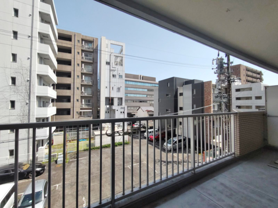 LDK側のバルコニーは横に長く、洗濯物がたっぷり干せます。
