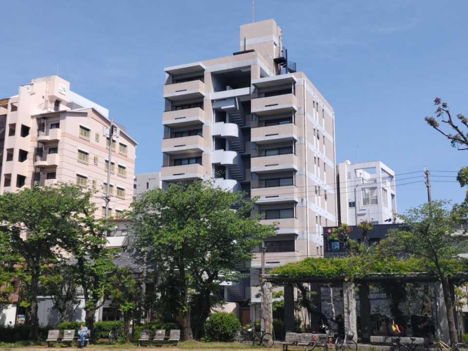 エレベーター付き9階建てのマンション。今回は3階の募集です。