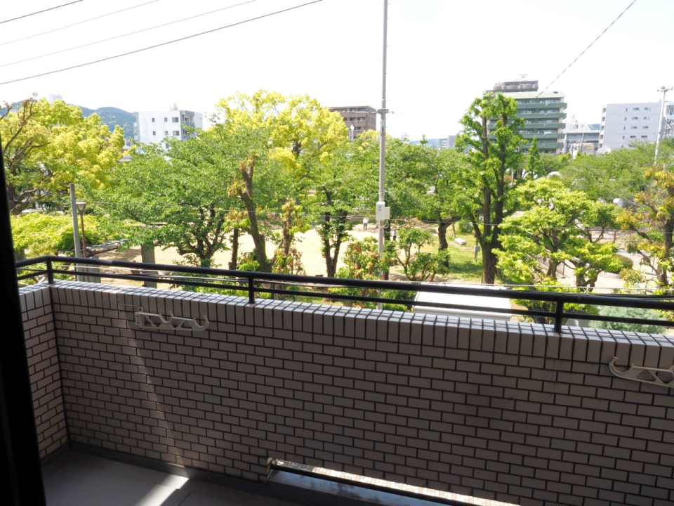洋室側のバルコニー。春には満開の桜が楽しめます。