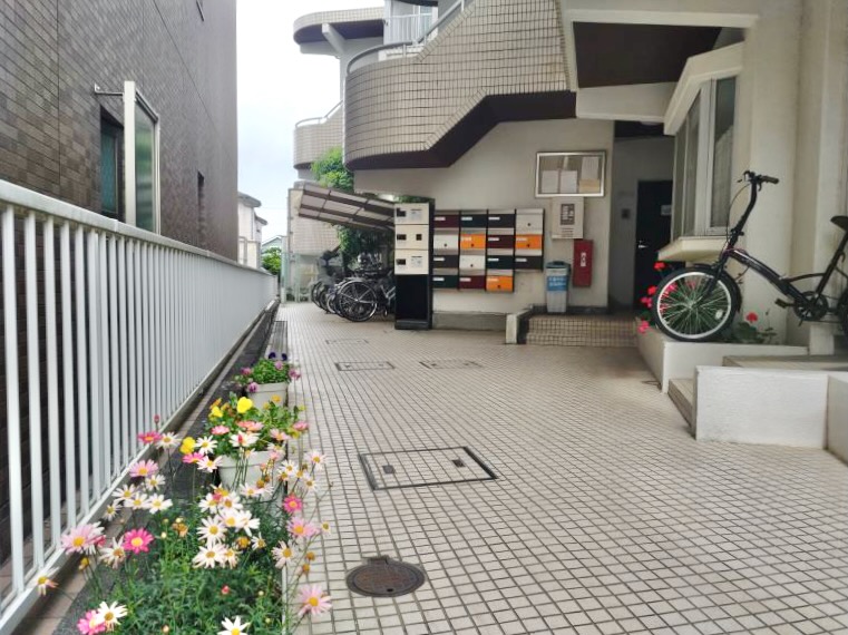 敷地入り口に咲いたお花が毎日の行き来を見守ってくれます
