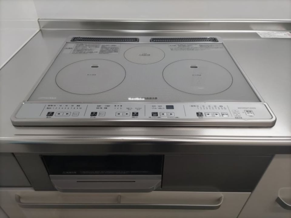 3口ＩＨコンロ付きでお掃除も楽ちん