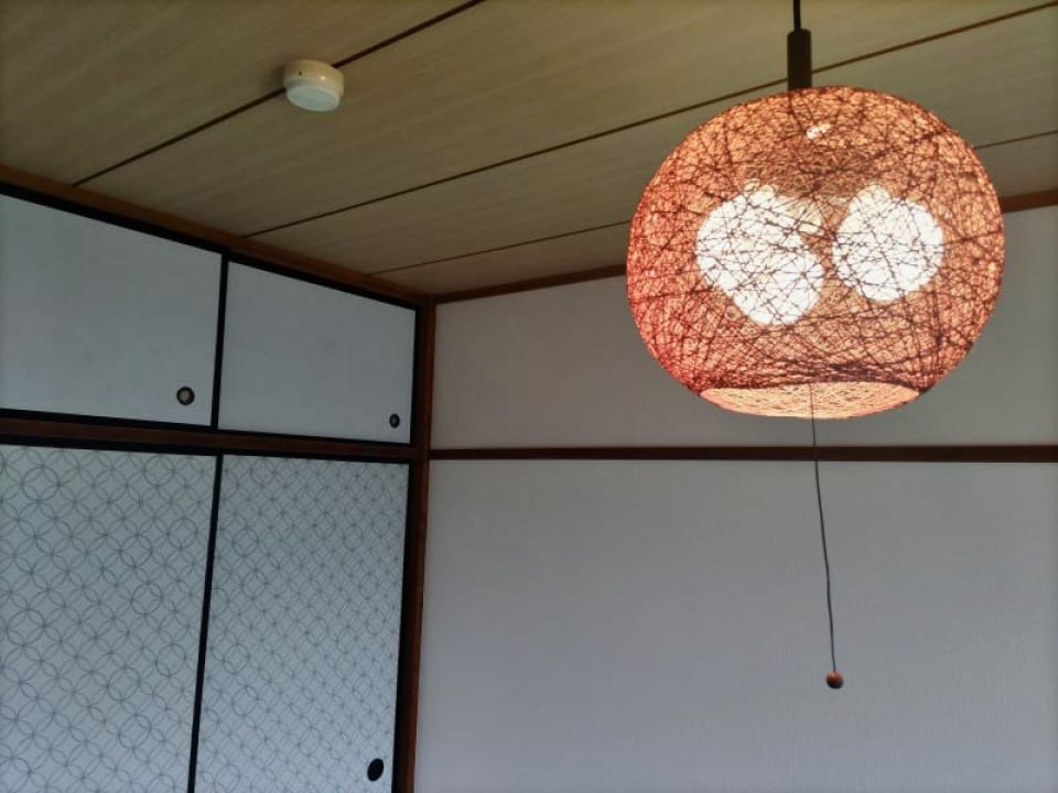 和室に合わせた照明がモダンです