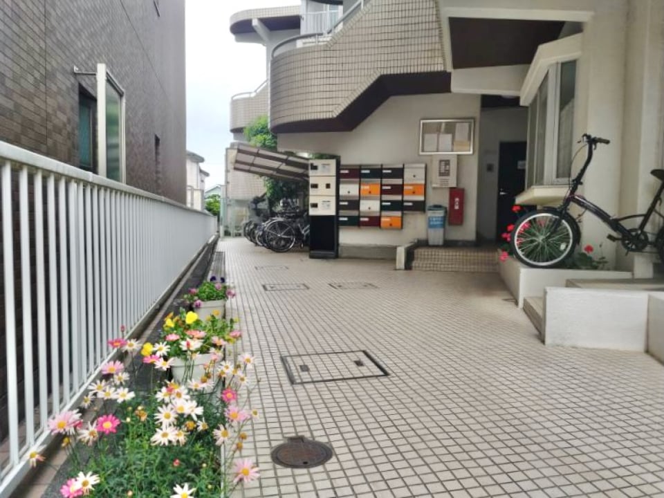 敷地入り口に咲いたお花が毎日の行き来を見守ってくれます

