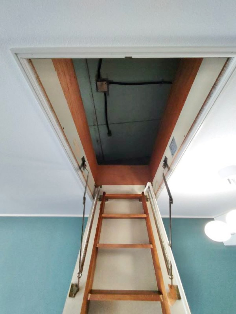 屋根裏収納に続いています。人が広さはないので、おまけ収納としてお使いください