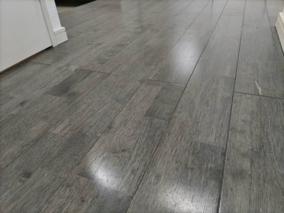 フローリングはウイスキー樽に使われていた天然木。特に洋室とキッチンはそのままの質感を味わえます