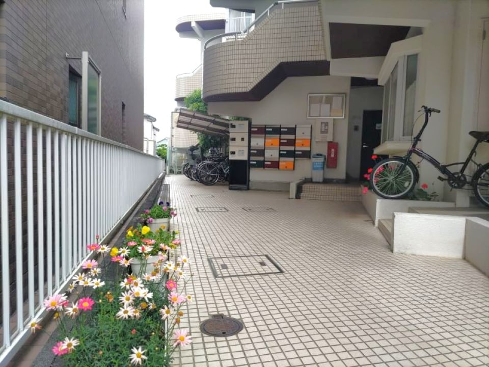 敷地入り口に咲いたお花が毎日の行き来を見守ってくれます