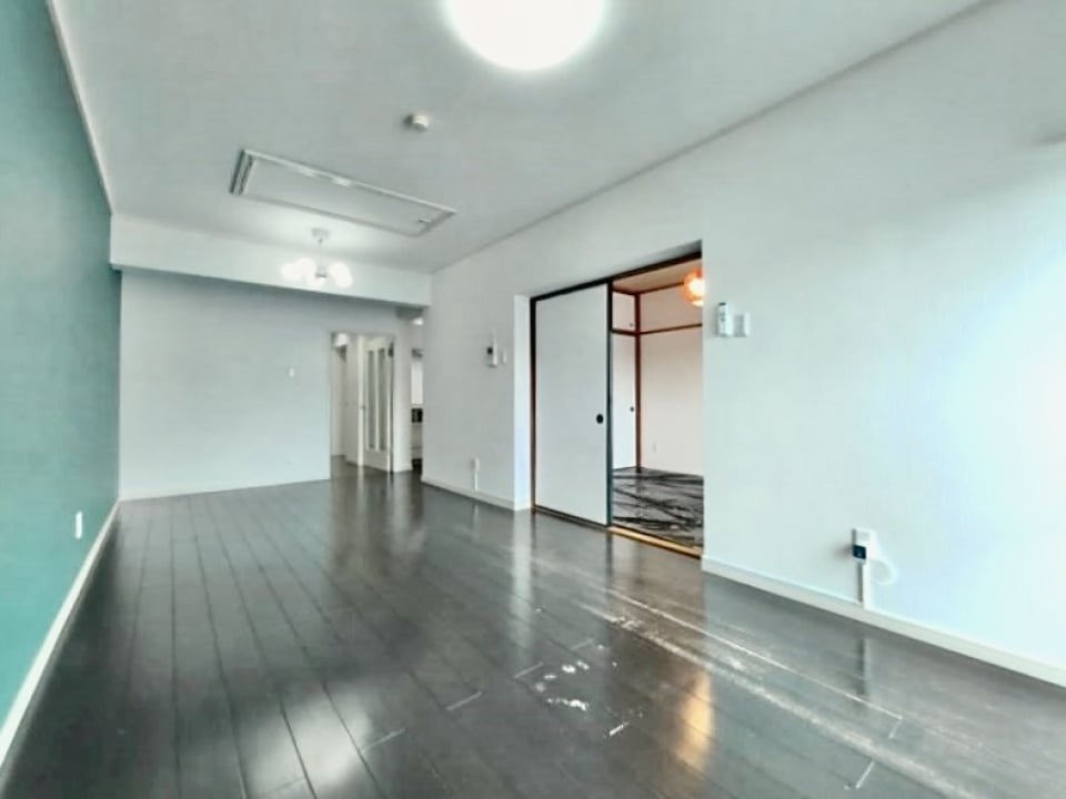 右手の引き戸を開けると隣の和室に繋がっています