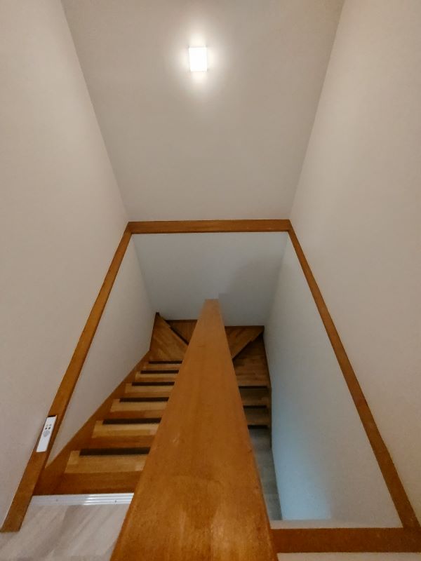 1階のお部屋から地下に下がる階段