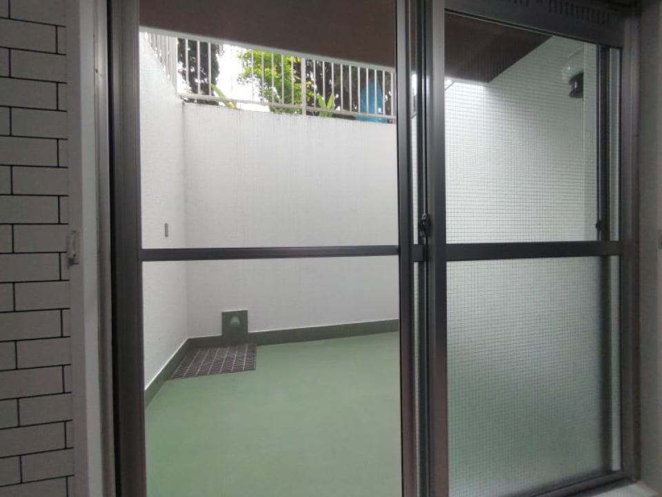 地下室の掃き出し窓からドライエリアに出られます